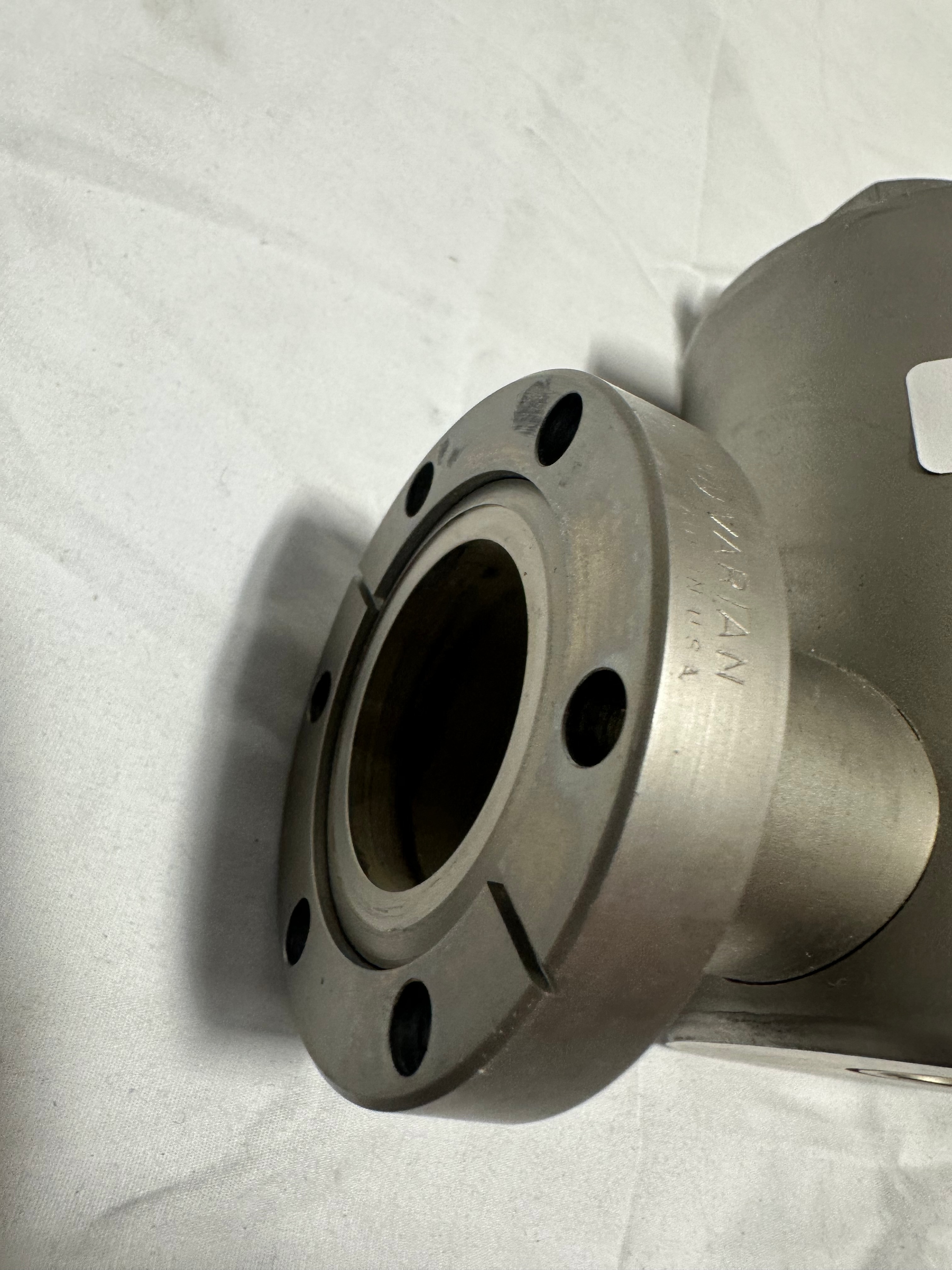 Varian CF2.75 vacuum tee Oil Trap view 3