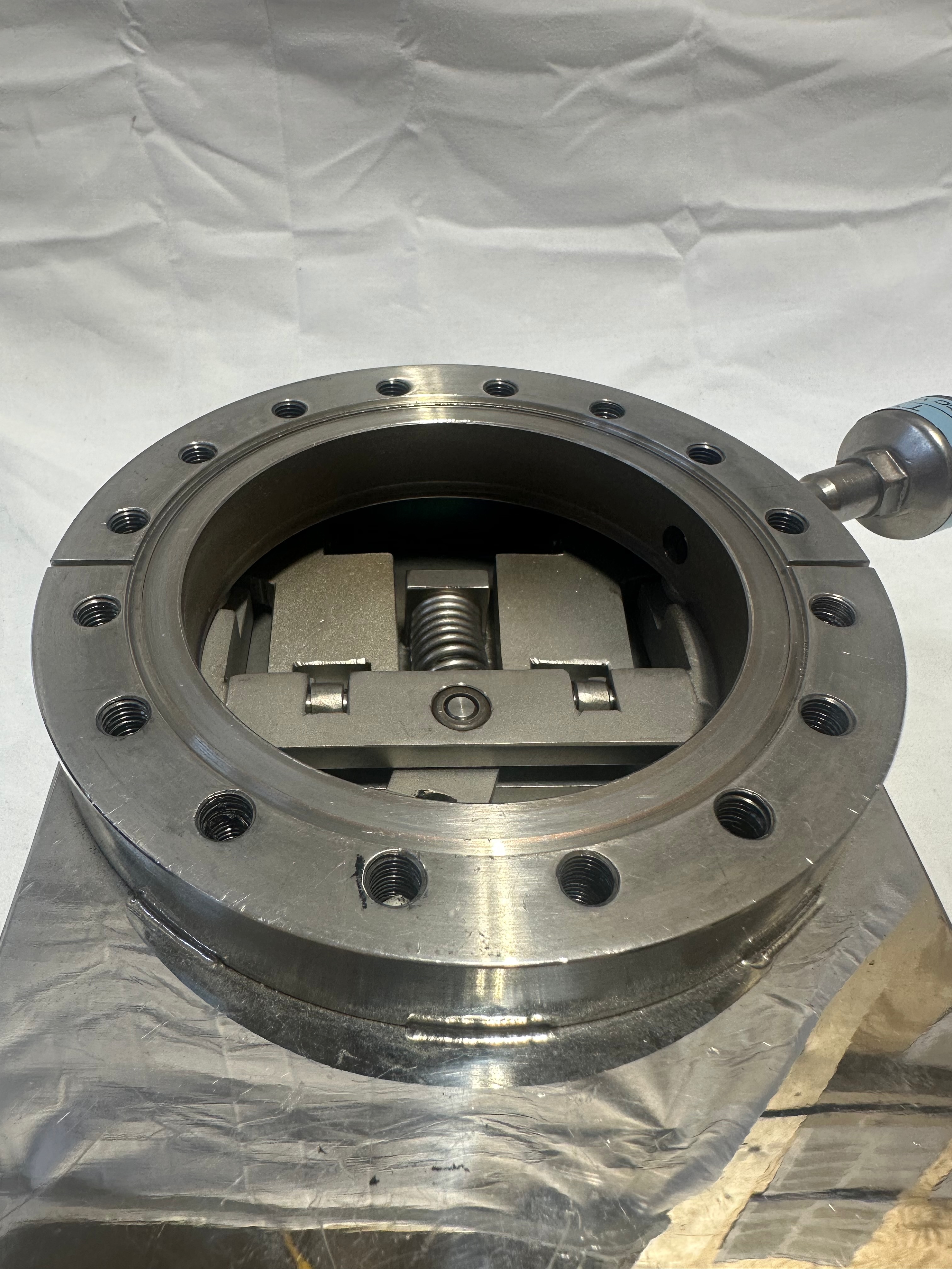 Vacuum Apparatus MFG 122-0400 CF6 gate valve view 2