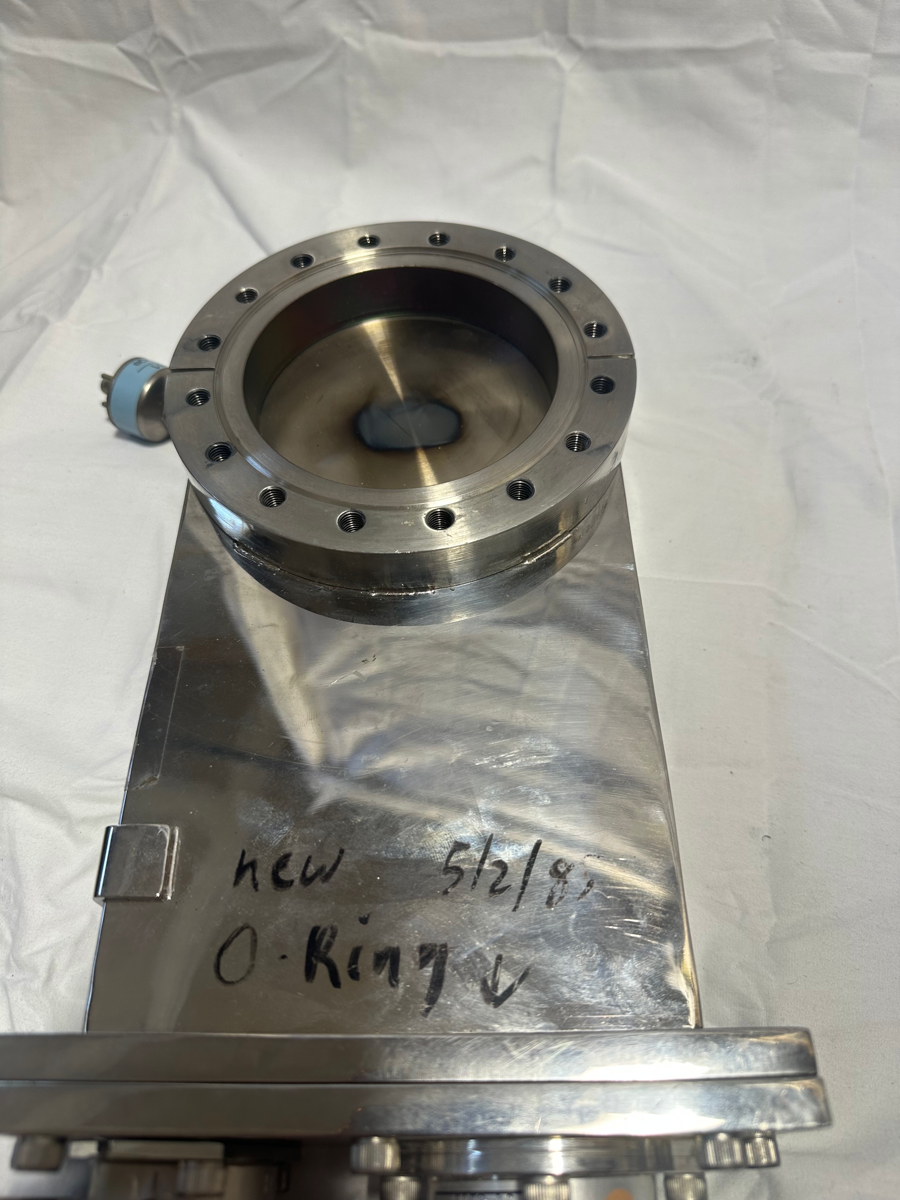 Vacuum Apparatus MFG 122-0400 CF6 gate valve view 3